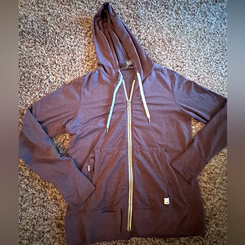 Women Vuori Halo Performance Hoodie. Size: M. Color: Mahogany Heather.
